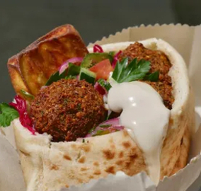 Why is Israeli pita bread ideal for falafel